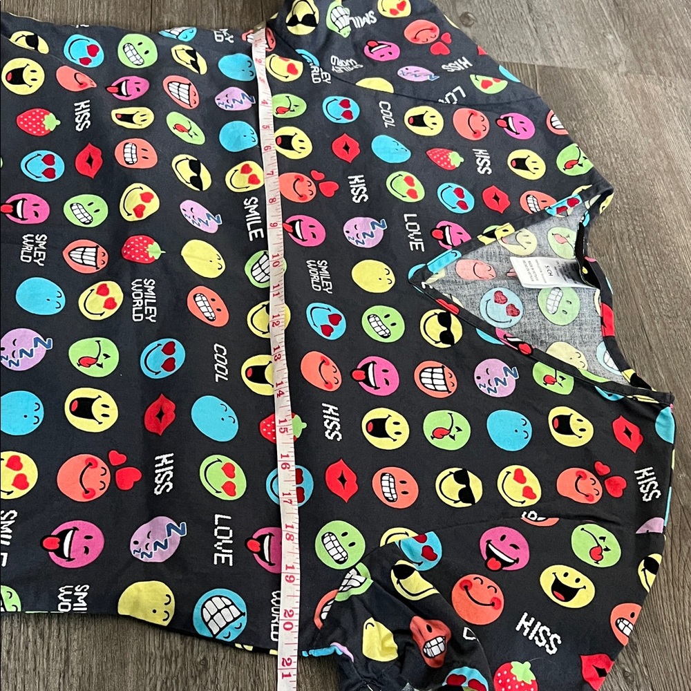 Smiley World Graphic scrub Top S - Picture 5 of 8